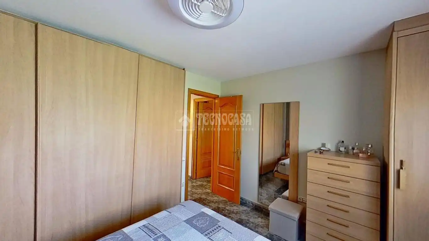 Habitación de Casa adosada en venta en Manresa