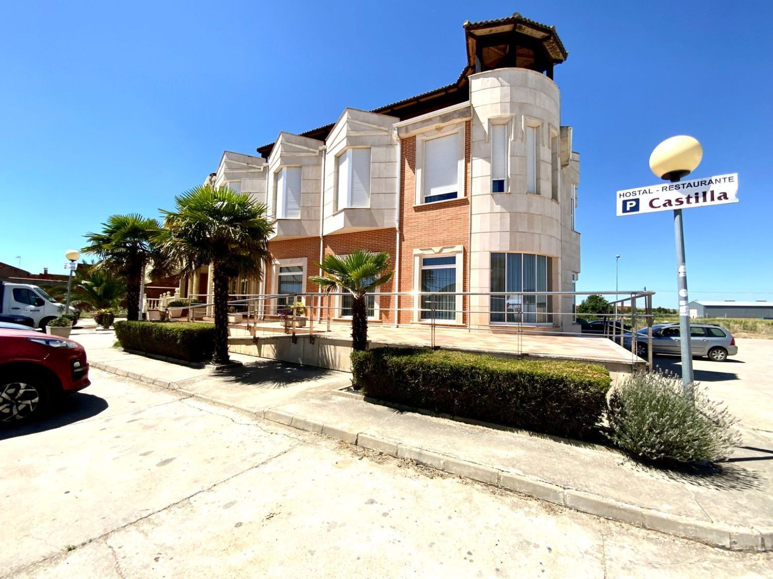 Vista exterior de Local en venda en San Cristóbal de Entreviñas amb Aire condicionat, Terrassa i Moblat