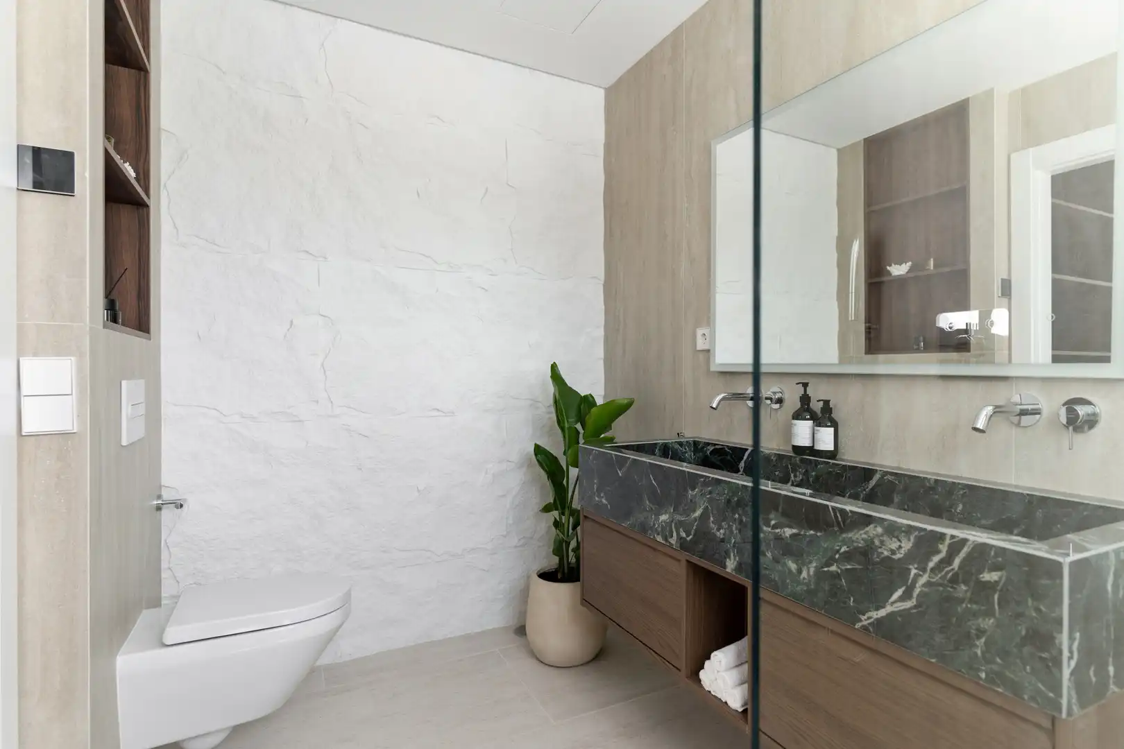 Baño de Ático en venta en Marbella con Terraza, Piscina y Balcón