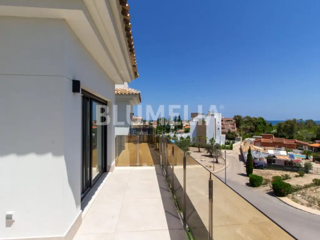 Vista exterior de Àtic en venda en Oliva amb Aire condicionat, Calefacció i Jardí privat