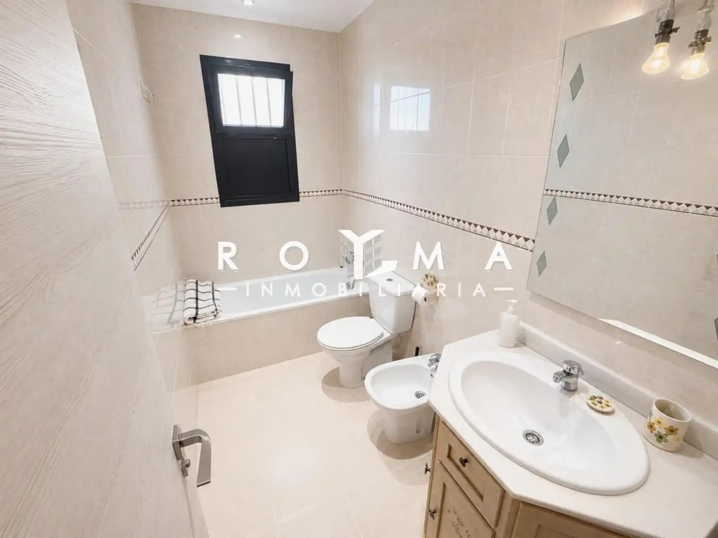 Baño de Casa adosada en venta en Montequinto con Aire acondicionado, Jardín privado y Trastero