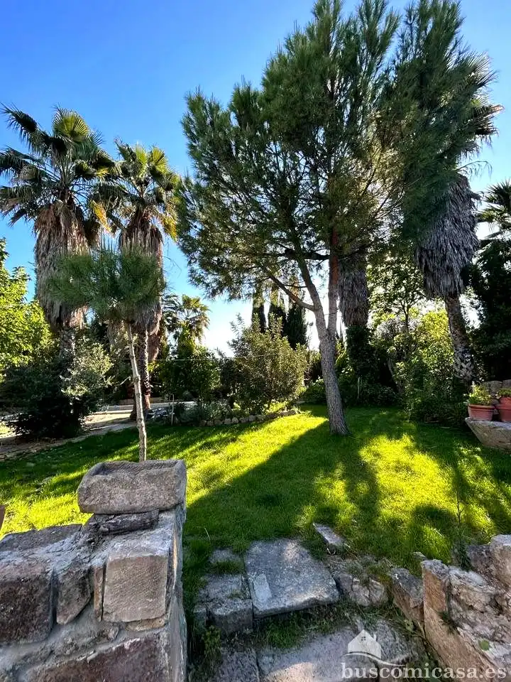 Jardí de Casa adosada en venda en Linares amb Aire condicionat, Jardí privat i Terrassa