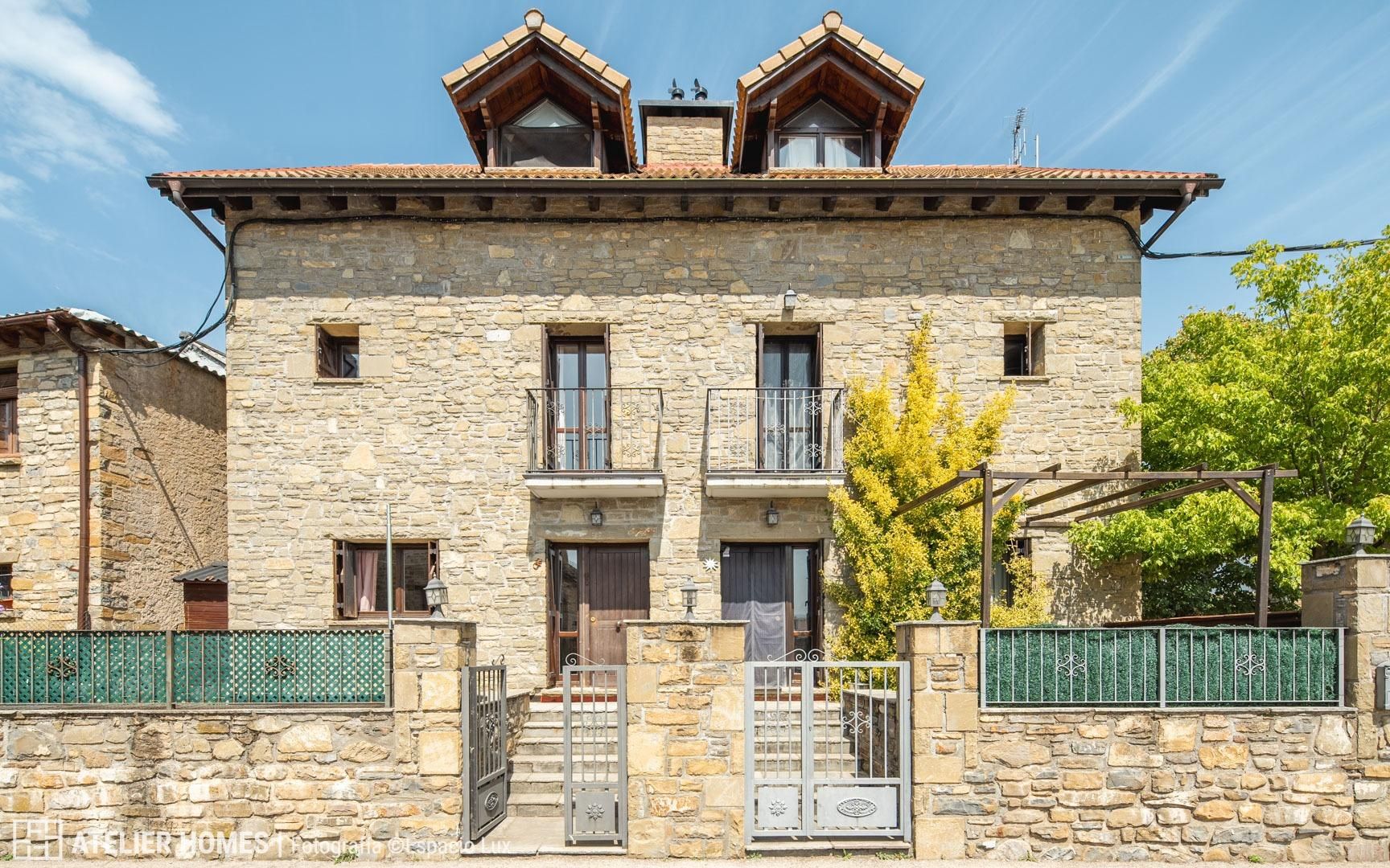 Vista exterior de Casa adosada en venda en Castiello de Jaca amb Calefacció, Terrassa i Balcó