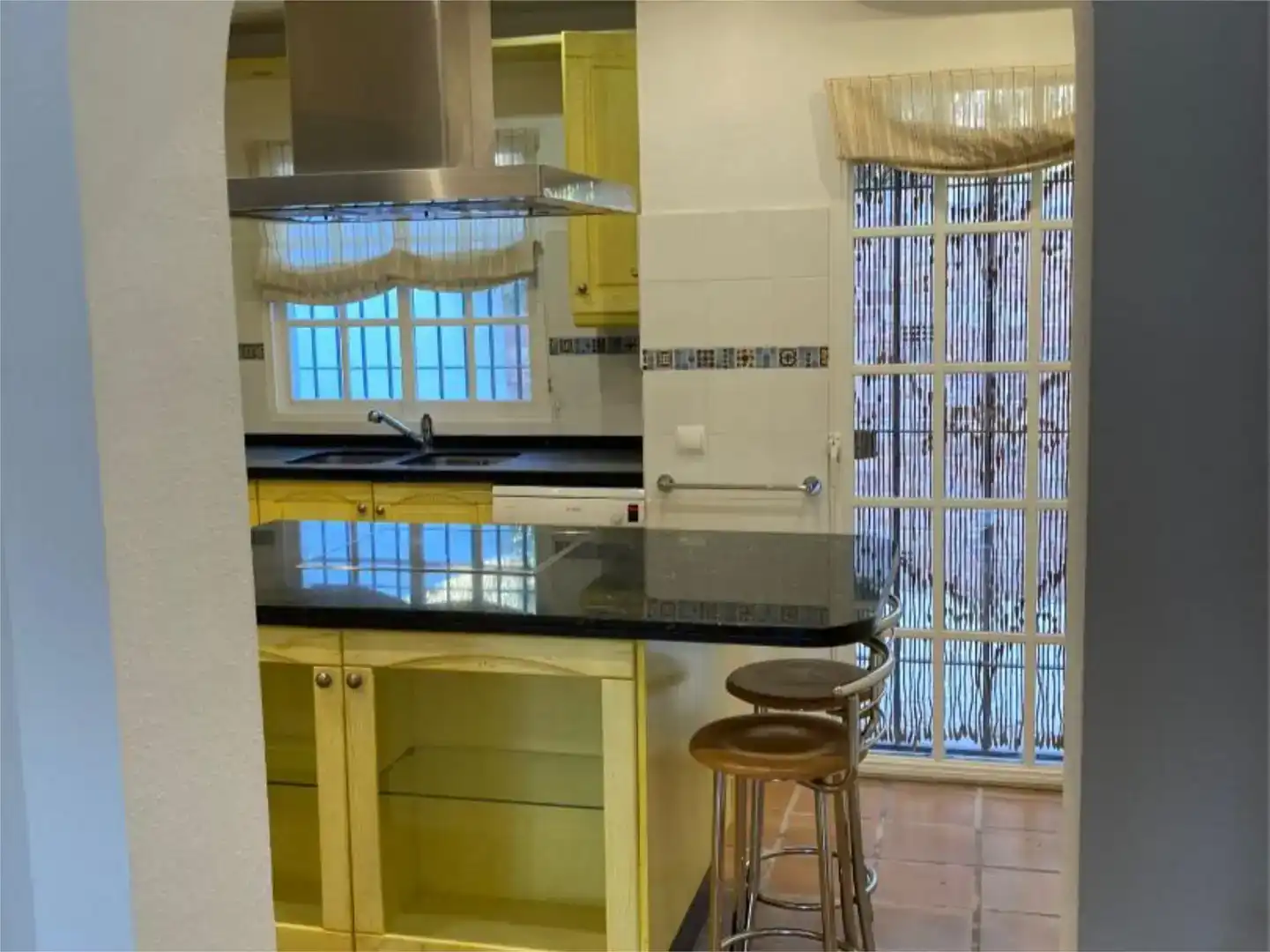 Cuina de Casa adosada de lloguer en Istán amb Aire condicionat, Jardí privat i Piscina