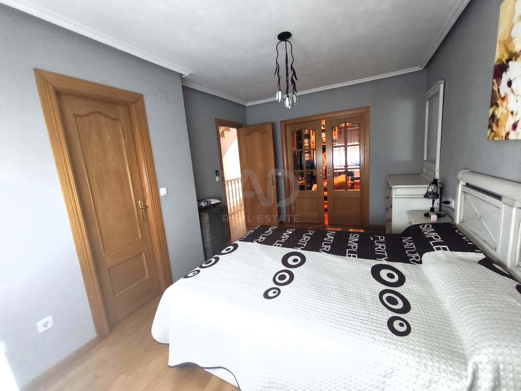 Dormitori de Casa o xalet en venda en Cuadros amb Calefacció i Terrassa