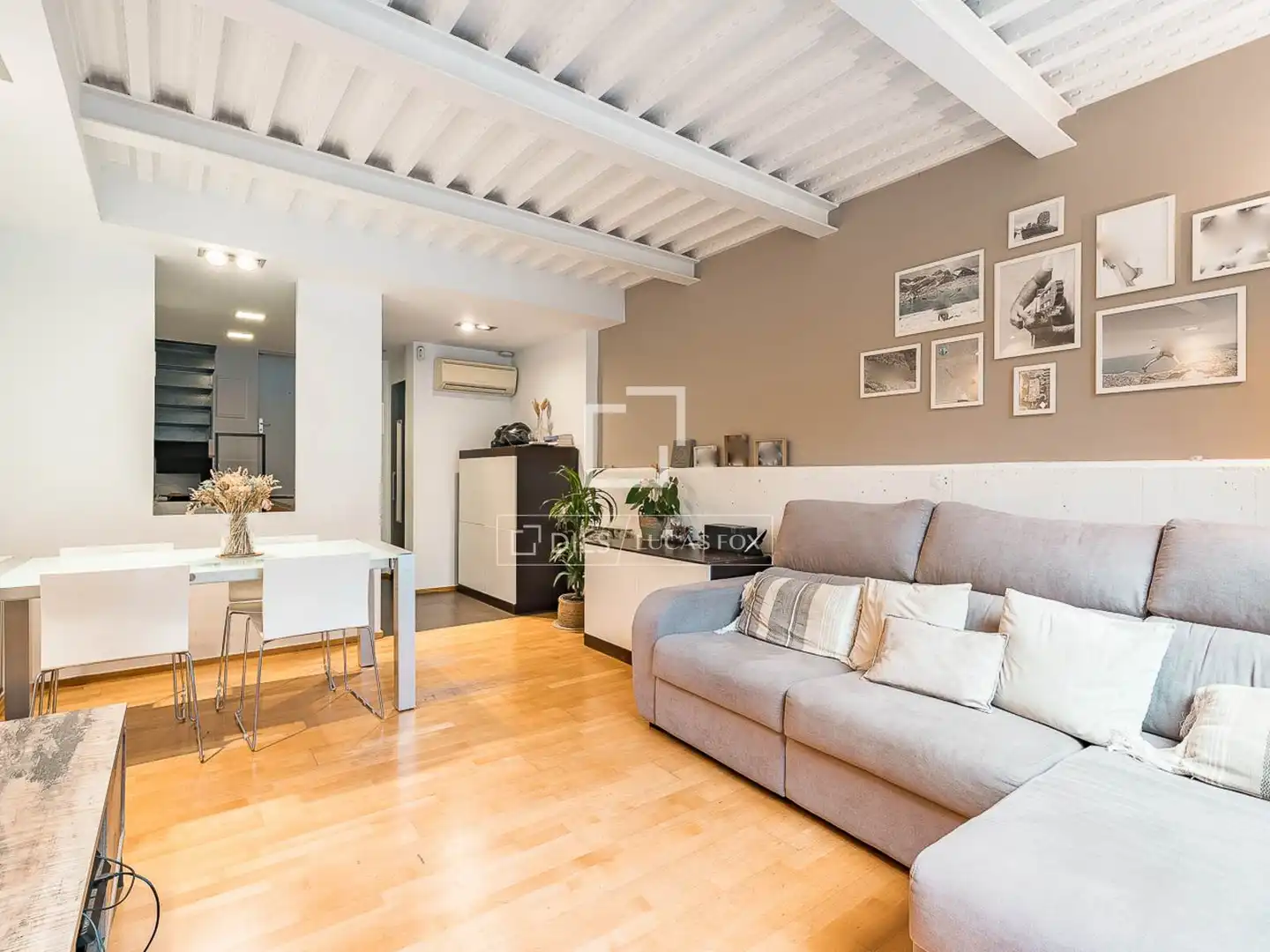 Sala d'estar de Casa o xalet en venda en Barcelona amb Aire condicionat, Terrassa i Piscina