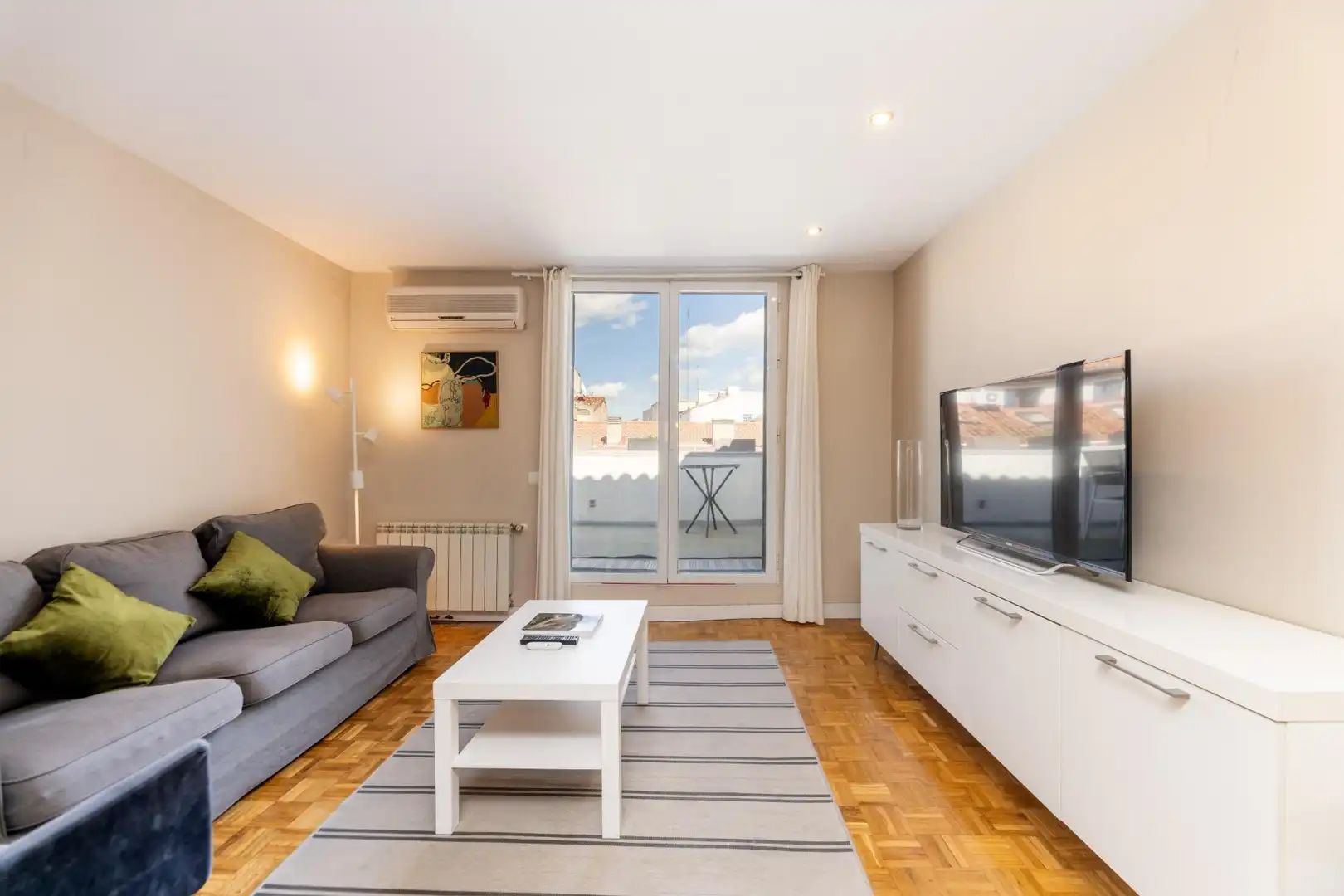 Wohnzimmer von Dachboden zur Miete in Madrid mit Klimaanlage, Heizung und Terrasse