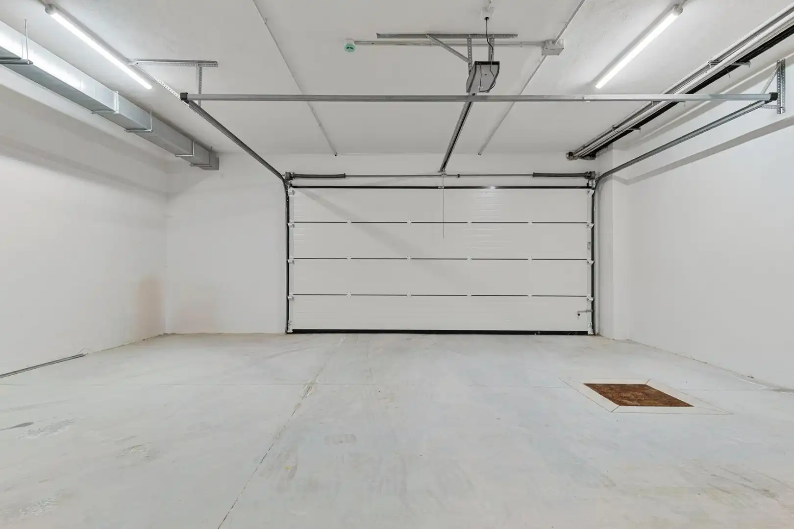 Parking de Casa adosada en venta en Marbella con Aire acondicionado, Calefacción y Jardín privado