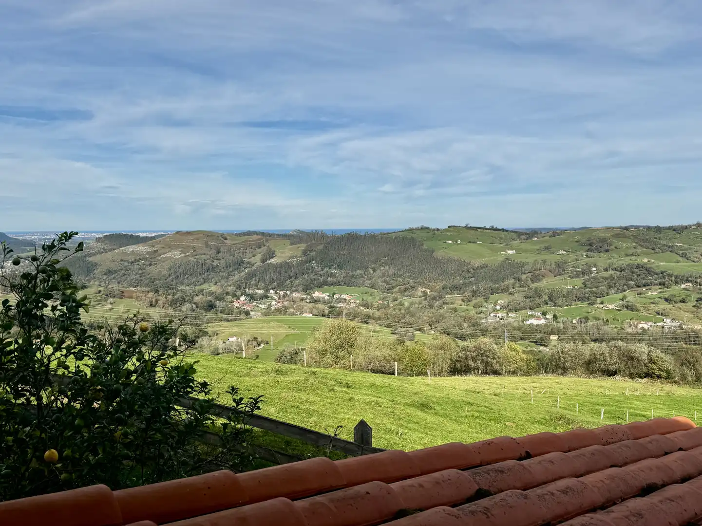 Vista exterior de Casa o xalet de lloguer en Riotuerto amb Calefacció, Terrassa i Traster