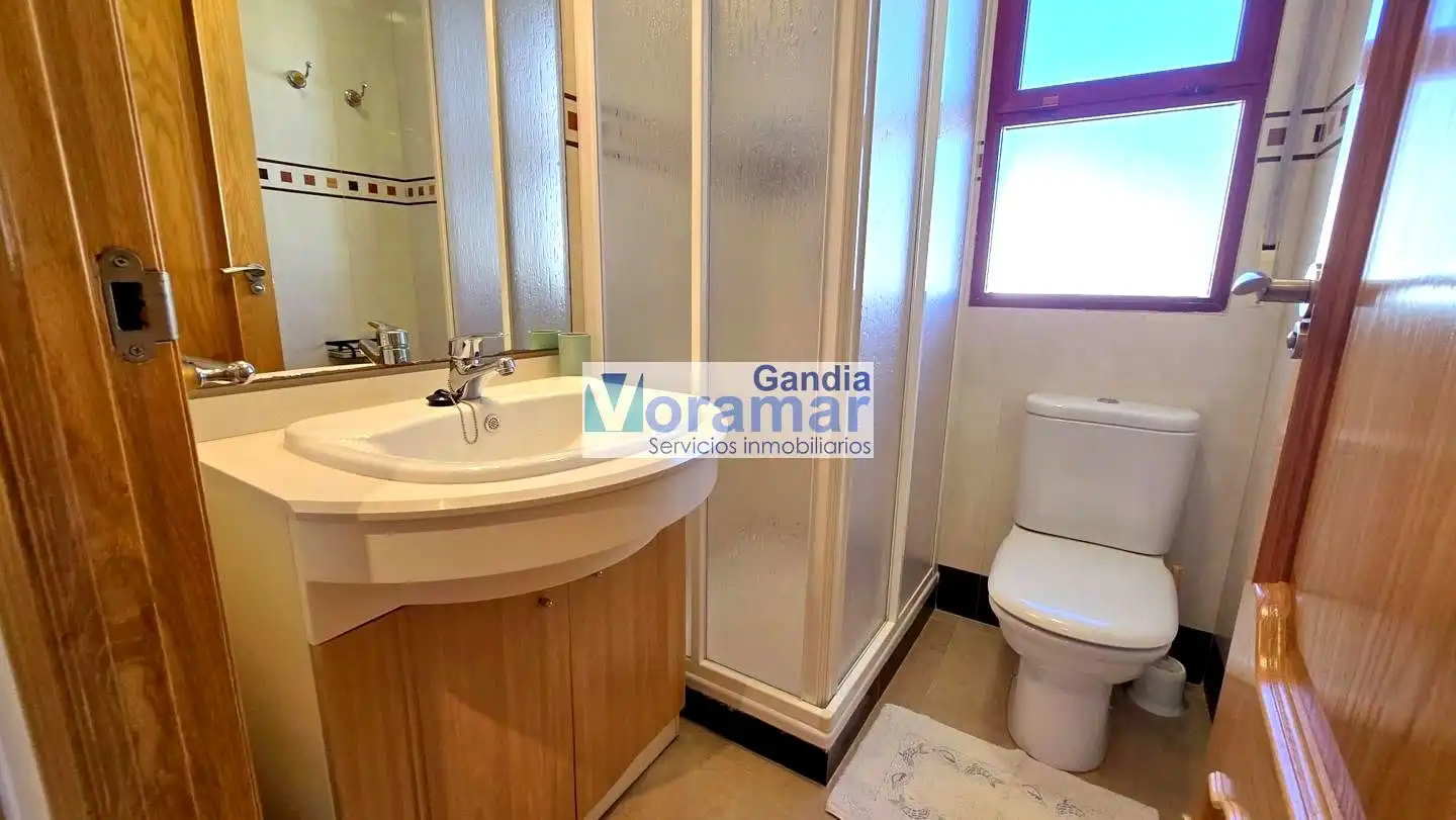Bany de Apartament de lloguer en Gandia amb Aire condicionat, Terrassa i Moblat