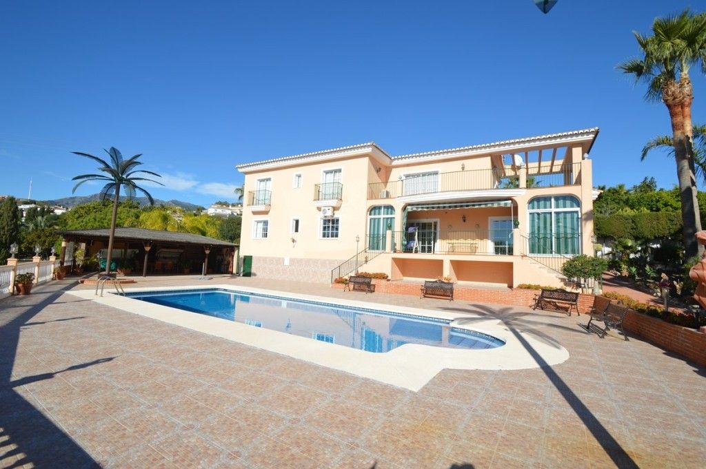 Vista exterior de Casa o xalet en venda en Benalmádena amb Aire condicionat, Jardí privat i Terrassa
