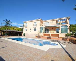 Vista exterior de Casa o xalet en venda en Benalmádena amb Aire condicionat, Jardí privat i Terrassa