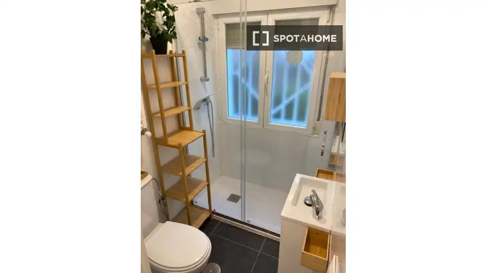 Bathroom of Flat for share in Madrid  with Air Conditioner, Terrace and Furnished