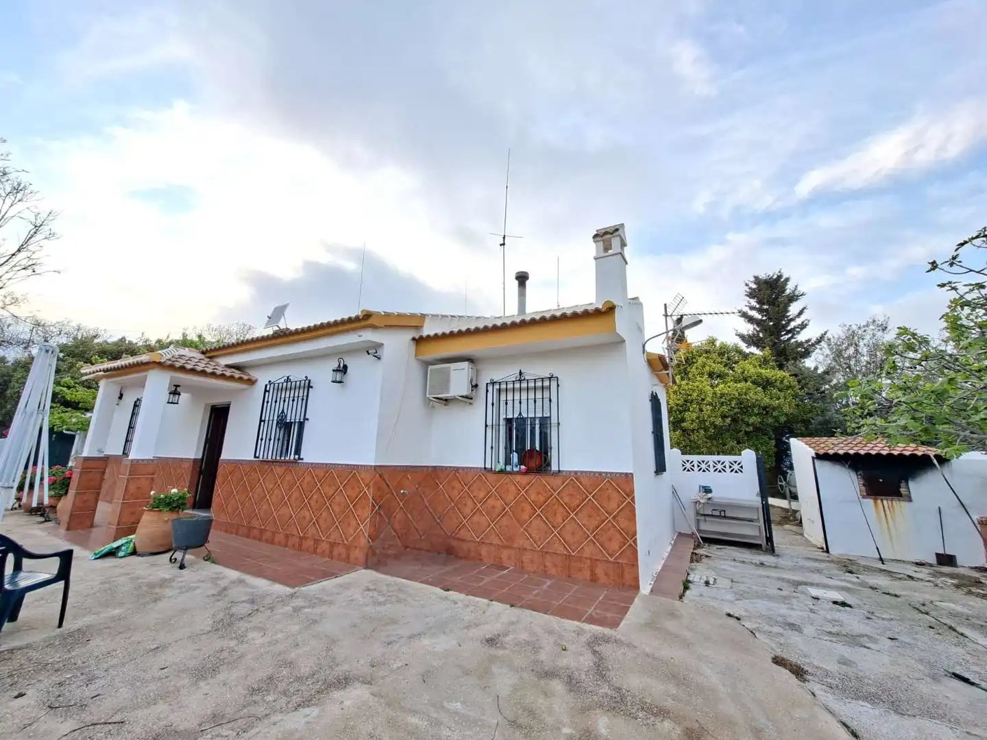Vista exterior de Casa o xalet en venda en Viñuela amb Terrassa, Piscina i Moblat