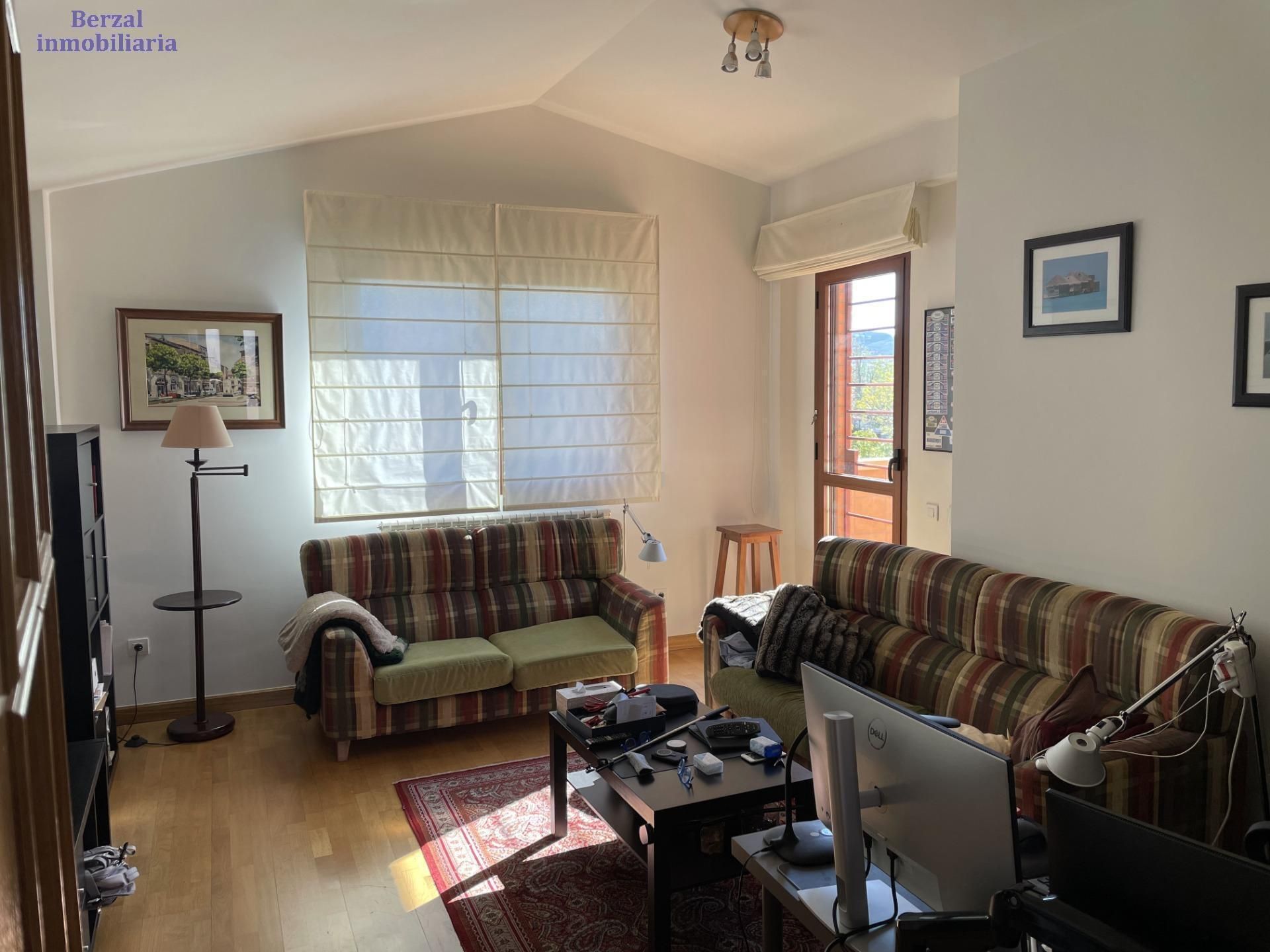 Sala d'estar de Casa o xalet en venda en  Logroño amb Calefacció, Jardí privat i Terrassa