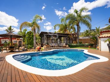 Villa con piscina in vendita a Calle Tamarius Dels