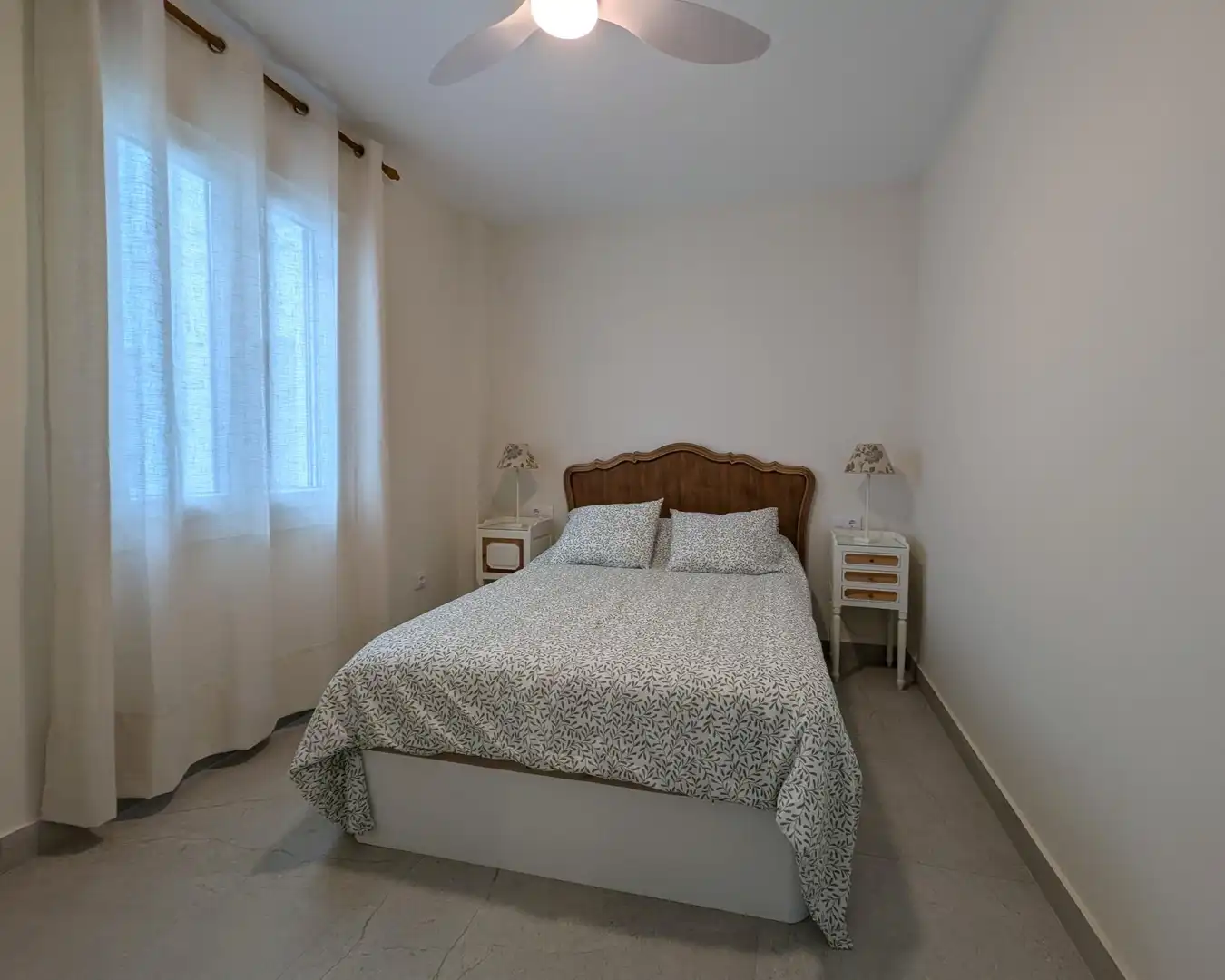 Dormitori de Apartament de lloguer en Sevilla amb Aire condicionat i Moblat