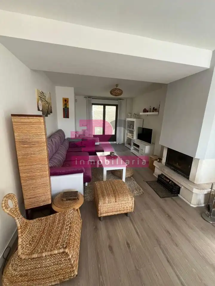 Sala de estar de Casa adosada en venta en Cabrerizos con Calefacción, Jardín privado y Piscina comunitaria