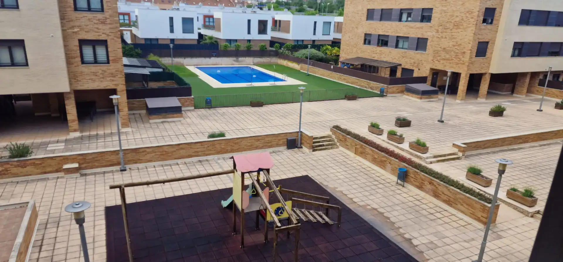 Schwimmbecken von Wohnung zum Verkauf in Lardero mit Klimaanlage, Heizung und Parkett