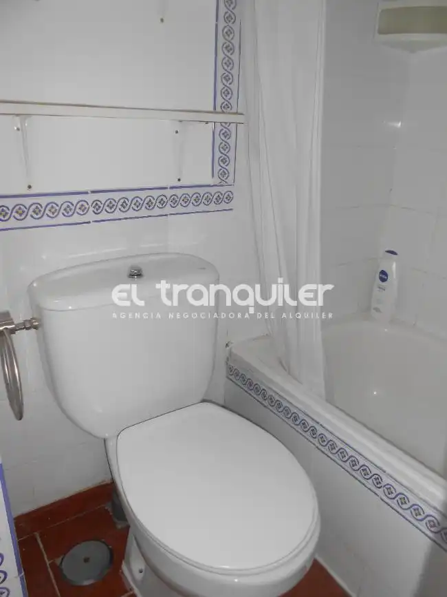 Baño de Estudio de alquiler en Madrid con Lavadora