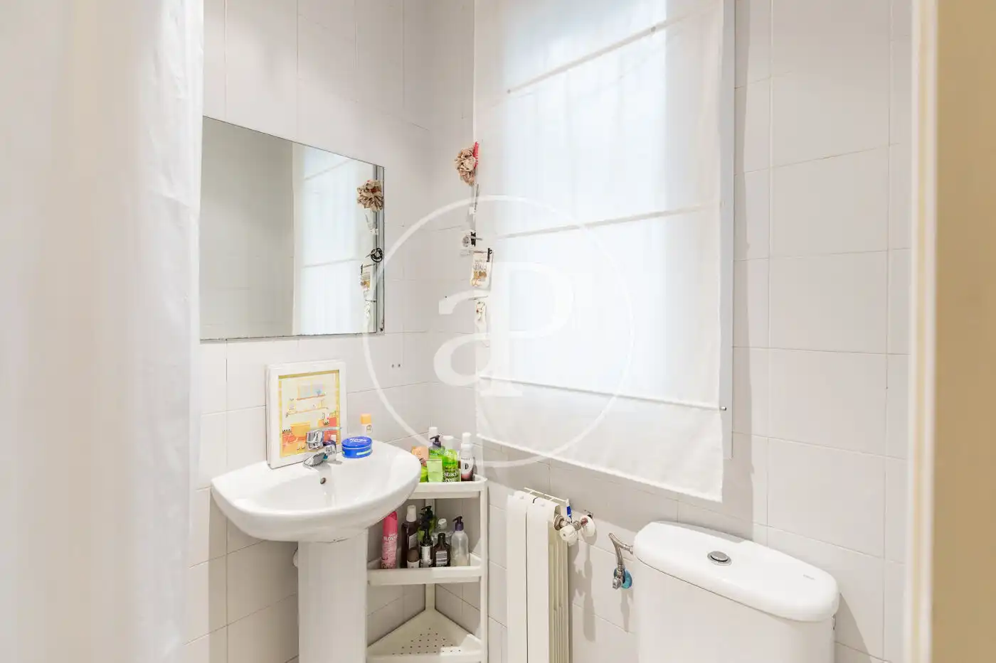 Baño de Casa adosada en venta en Madrid con Aire acondicionado, Calefacción y Jardín privado