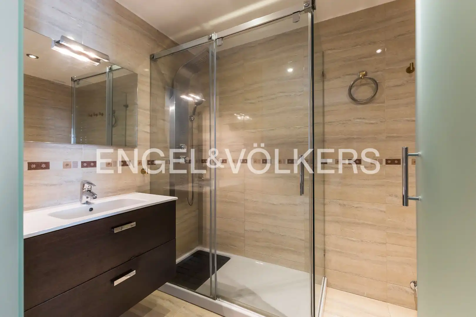 Baño de Piso de alquiler en Madrid con Aire acondicionado, Calefacción y Jardín privado