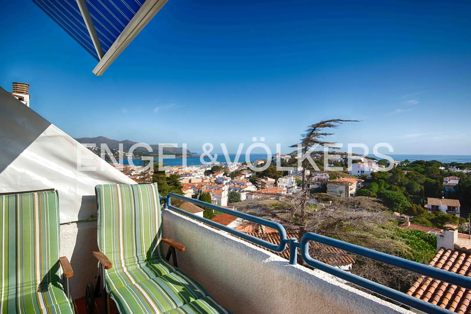 Vista exterior de Àtic en venda en Llançà amb Aire condicionat i Terrassa