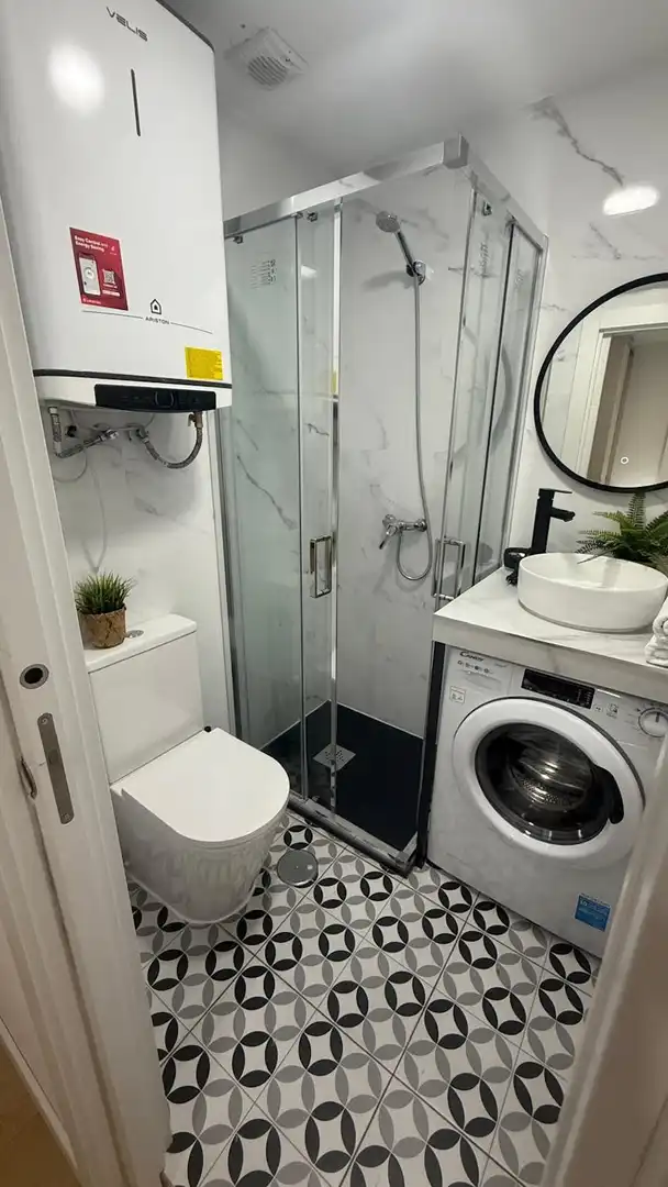 Badezimmer von Wohnung zur Miete in Madrid mit Klimaanlage, Waschmaschine und Fernseher