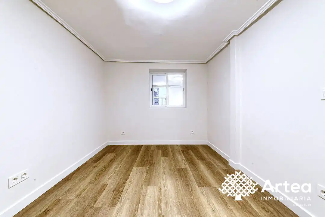 Habitación de Piso en venta en Bilbao  con Balcón y Alarma