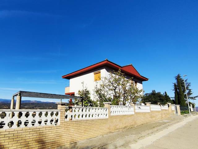 Casa-chalet en Venta en Urbanizacion El Ariño en Barbastro