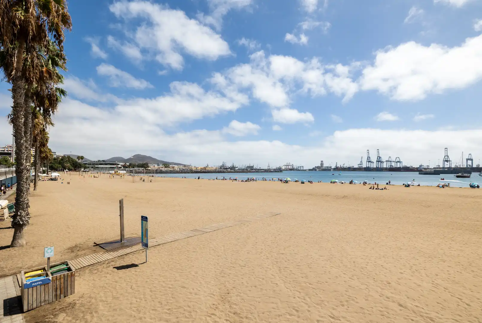 Vista exterior de Casa o xalet en venda en Las Palmas de Gran Canaria amb Aire condicionat, Jardí privat i Terrassa