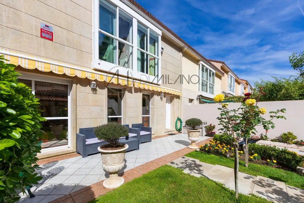 Vista exterior de Casa adosada en venta en Vigo  con Calefacción, Jardín privado y Parquet
