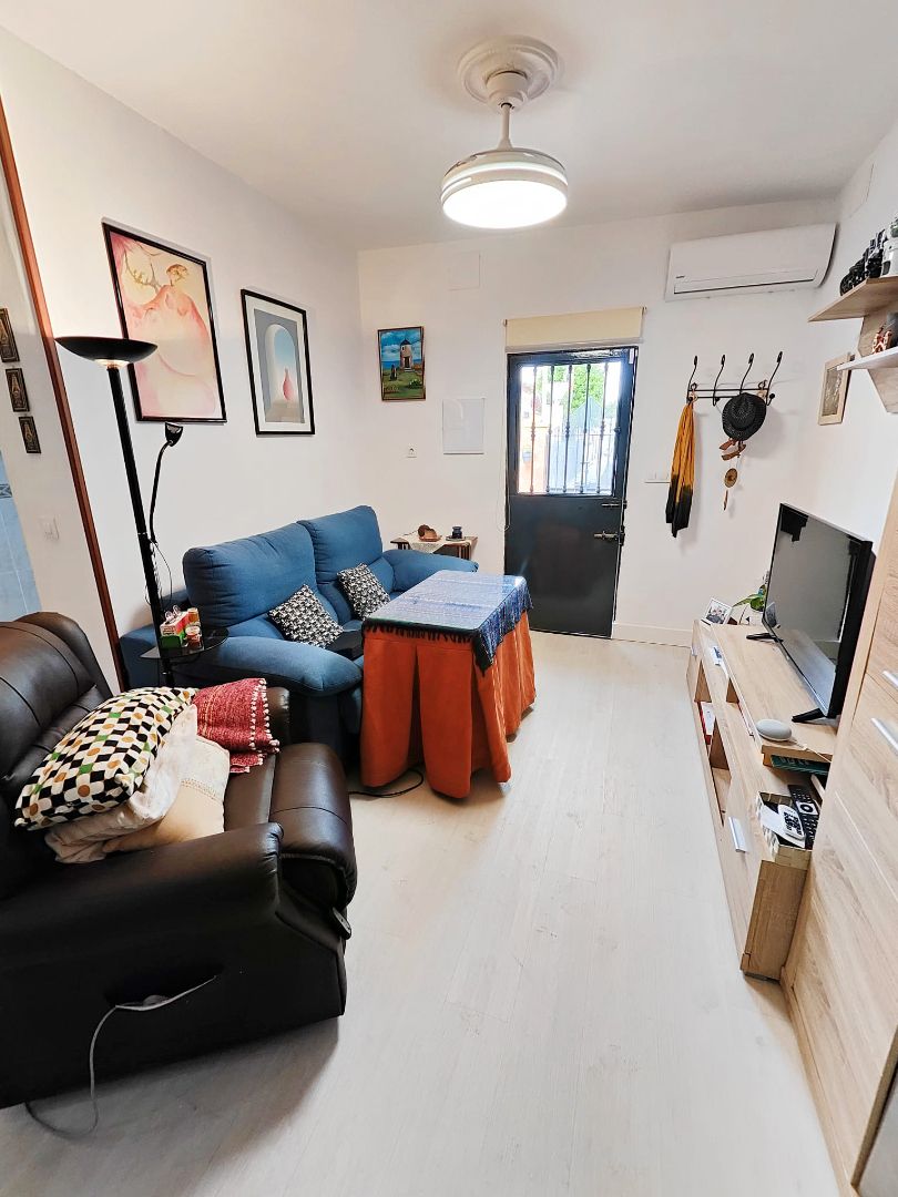 Wohnzimmer von Einfamilien-Reihenhaus zum Verkauf in  Sevilla Capital mit Klimaanlage, Privatgarten und Abstellraum