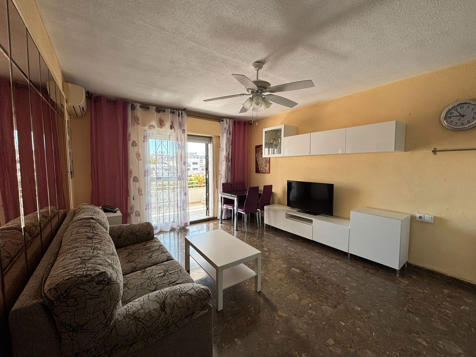 Living room of Flat for sale in Benalmádena  with Terrace and Furnished