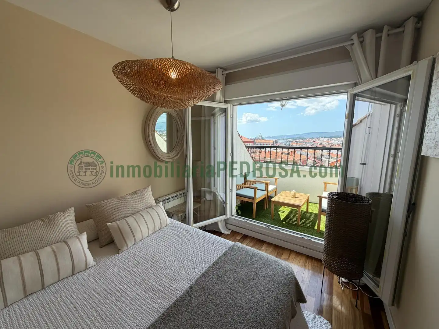 Habitación de Ático en venta en Pontevedra Capital  con Calefacción y Terraza