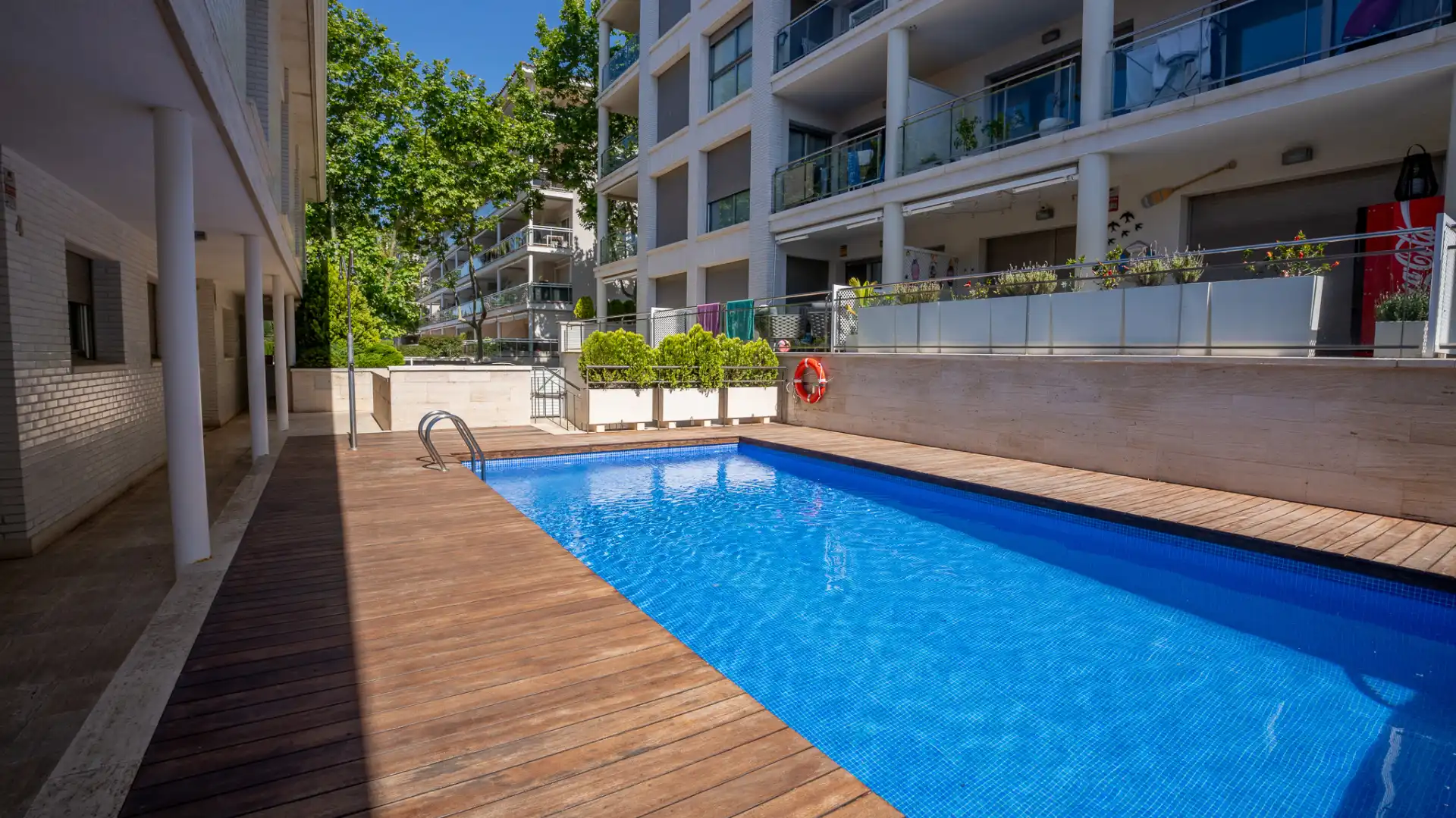 Schwimmbecken von Wohnungen zum Verkauf in Castell d'Aro, Platja d'Aro i s'Agaró mit Klimaanlage, Heizung und Terrasse