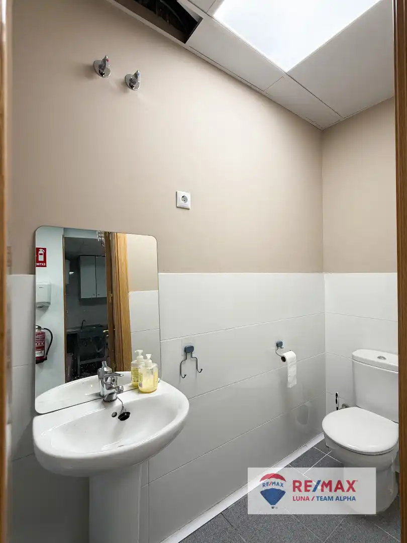 Baño de Local de alquiler en Madrid con Aire acondicionado, Calefacción y Parquet