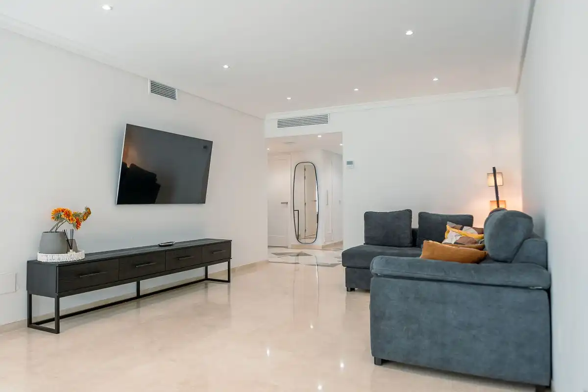 Sala de estar de Planta baja de alquiler en Estepona con Aire acondicionado, Terraza y Piscina comunitaria