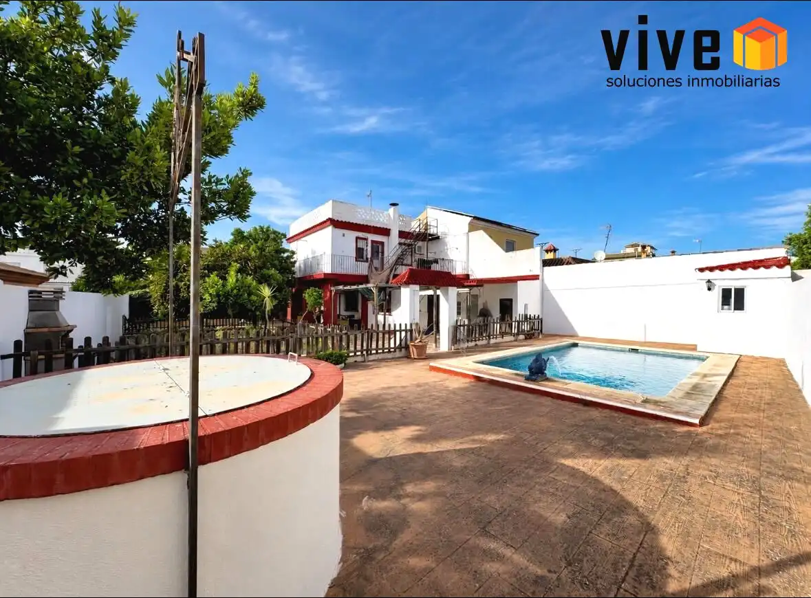 Vista exterior de Casa adosada en venta en Mairena del Aljarafe con Aire acondicionado, Calefacción y Jardín privado