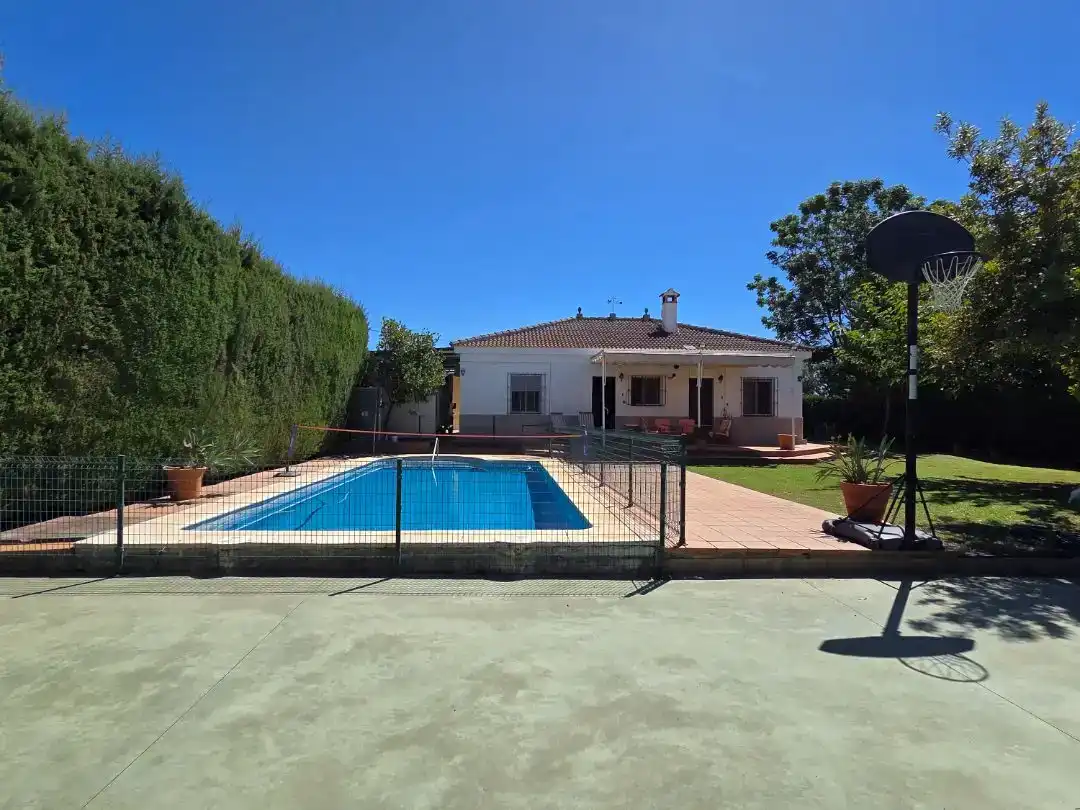 Vista exterior de Casa o xalet en venda en Espartinas amb Aire condicionat i Piscina