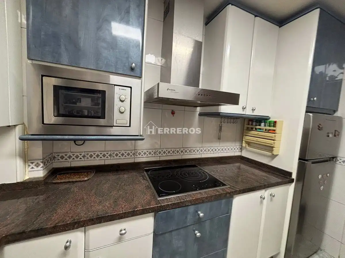 Cuina de Casa adosada en venda en Villamediana de Iregua amb Aire condicionat, Calefacció i Jardí privat