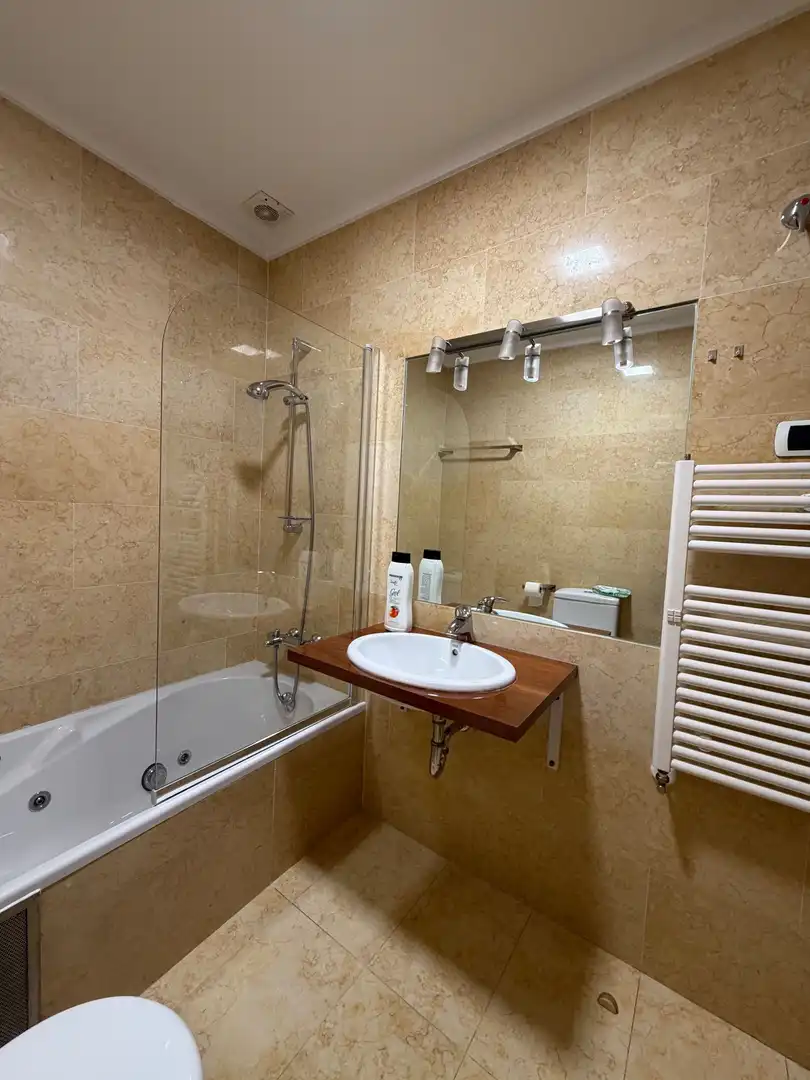 Bany de Apartament de lloguer en Lugo amb Calefacció, Traster i Moblat