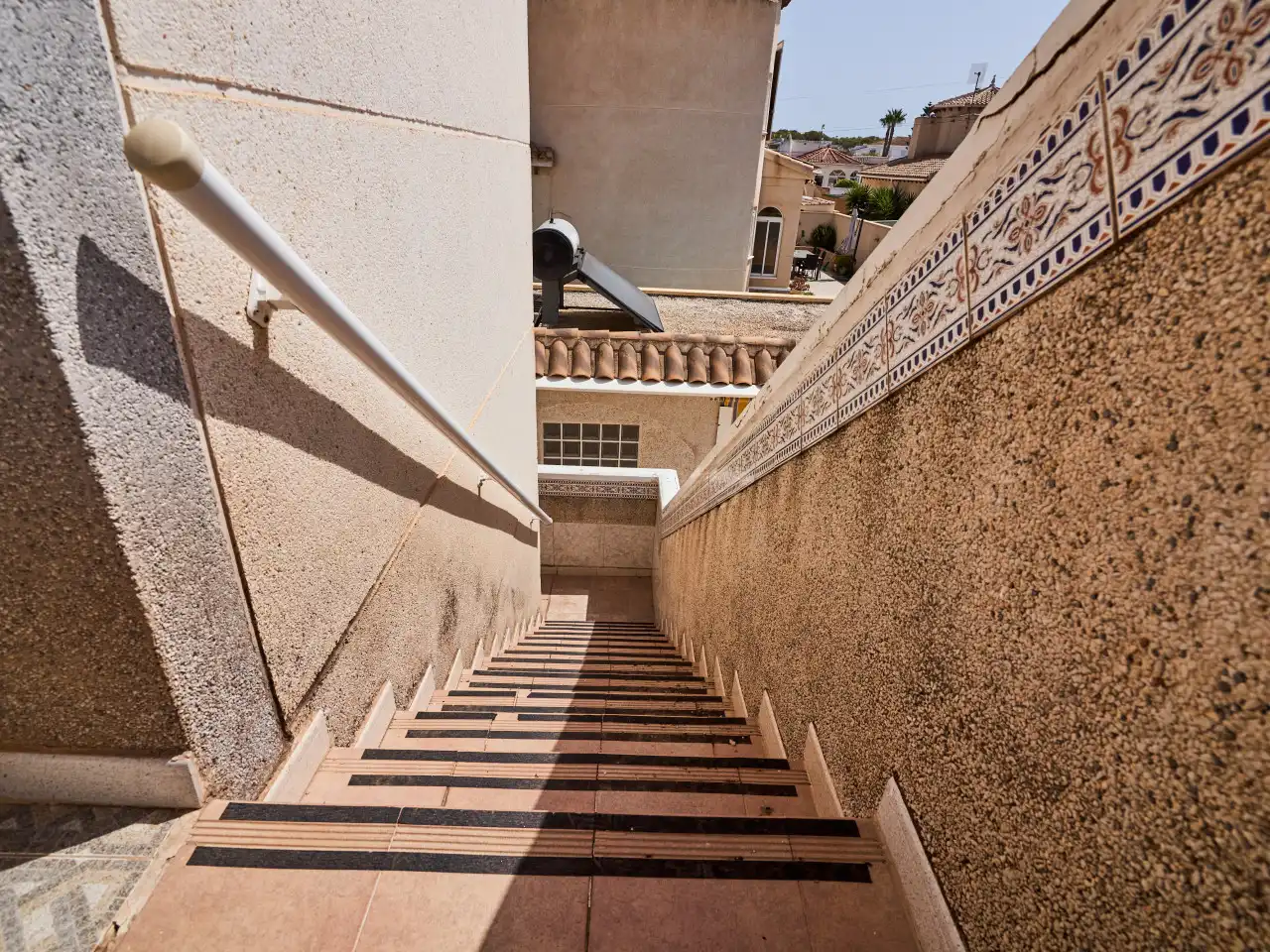 Vista exterior de Casa o xalet en venda en Torrevieja amb Aire condicionat, Calefacció i Jardí privat