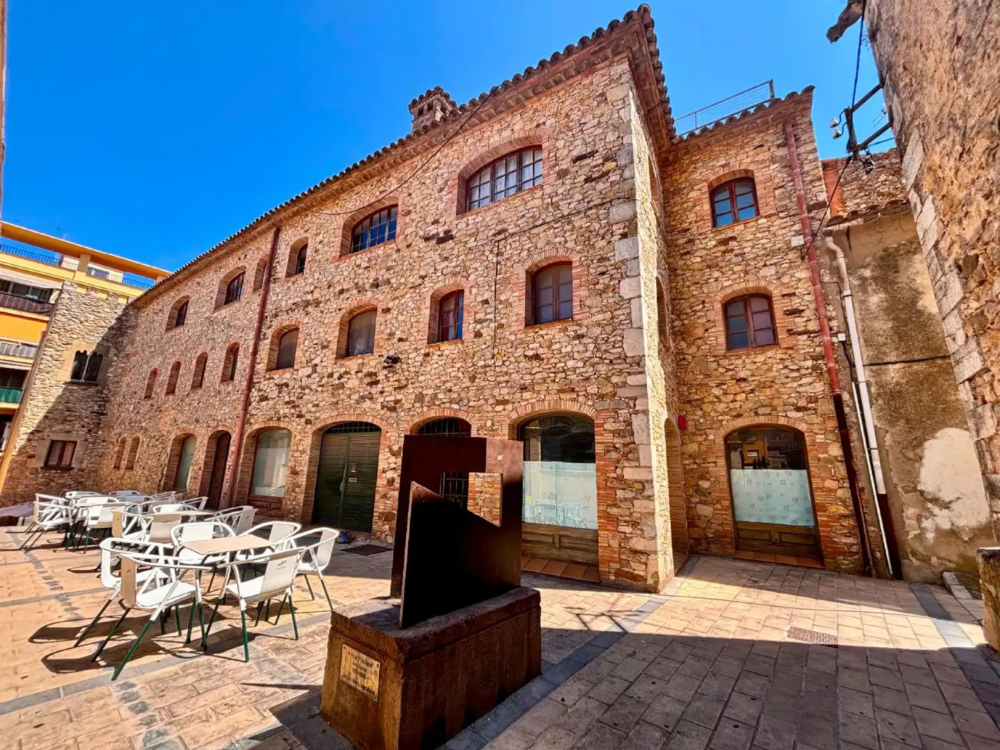 Vista exterior de Edifici en venda en Palafrugell
