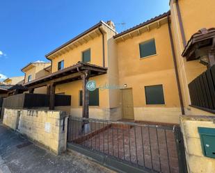 Vista exterior de Casa o xalet en venda en Cabañas de Polendos amb Calefacció, Terrassa i Traster