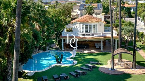 Casa de lujo de 768 m2 con piscina y vistas en venta en Terramar, Sitges