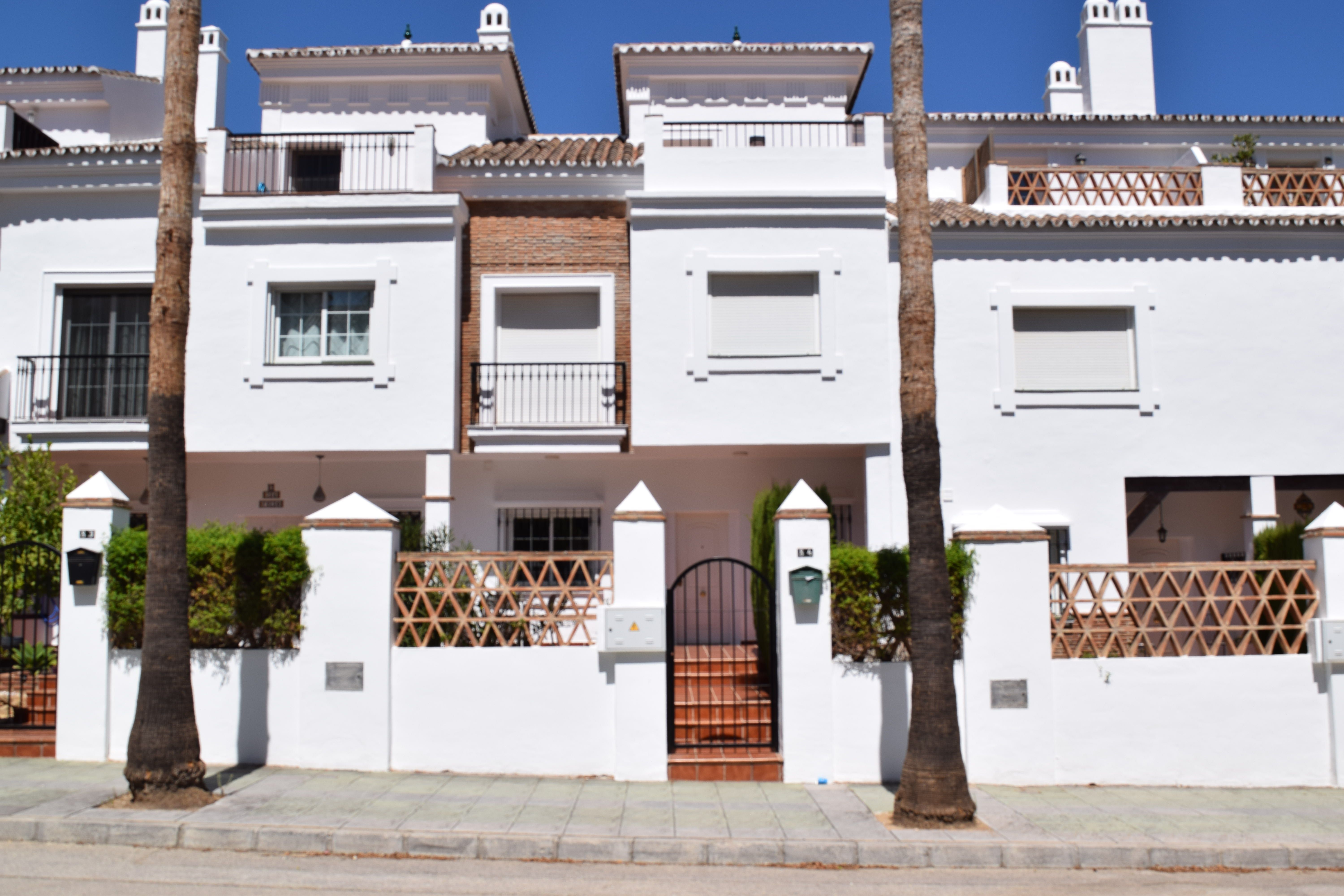 Vista exterior de Casa adosada en venta en Alhaurín de la Torre con Aire acondicionado, Calefacción y Jardín privado