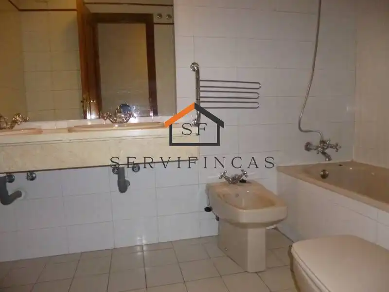 Badezimmer von Wohnung zum Verkauf in Madrid mit Klimaanlage, Heizung und Privatgarten