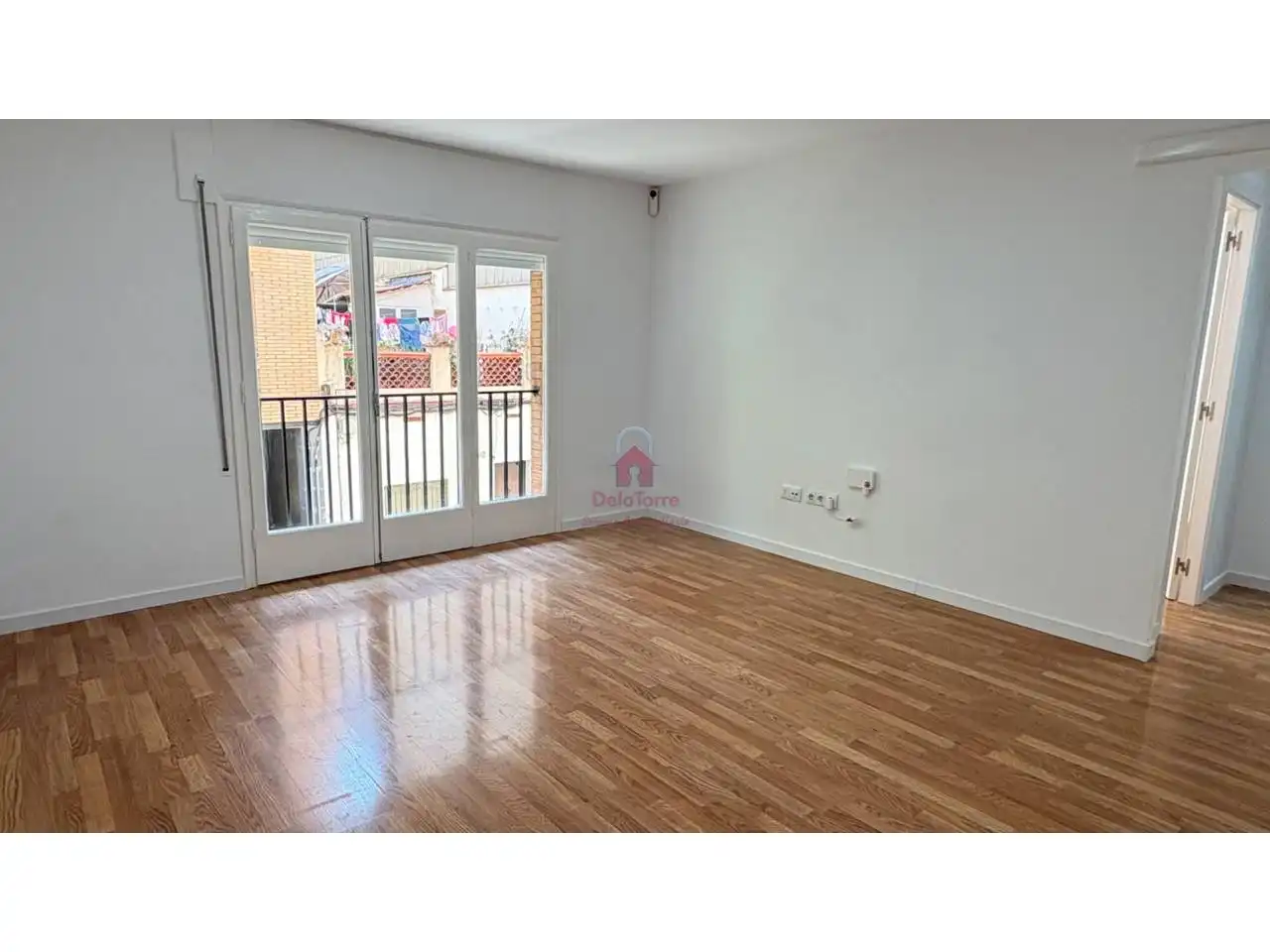 Living room of Flat for sale in Terrassa  with Air Conditioner, Parquet flooring and Balcony