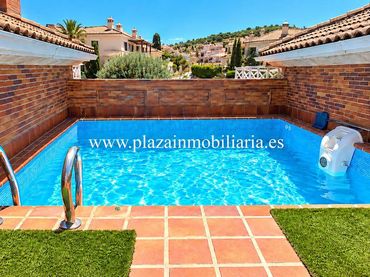 Casa amb piscina en venda a Jardin Lucena